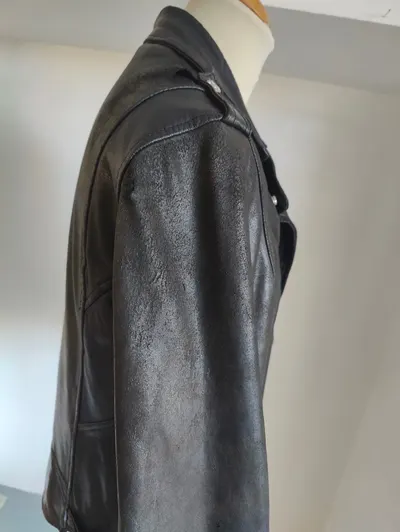 Avant réparation 2 — Entretien Manteau/Veste Schott