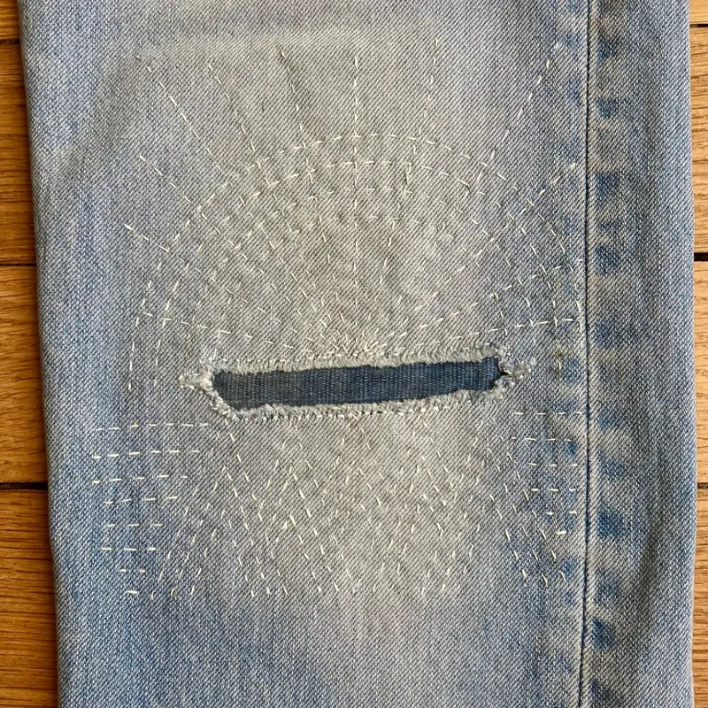 Après : Réparation Jeans Levi's – par ONE FRENCH MENDING à Paris 18e Arrondissement