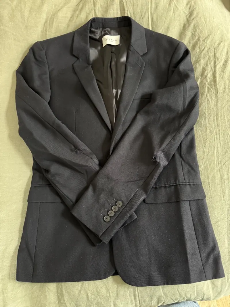 Avant : Réparation Manteau/Veste Sandro – par Atelier Saint Ferdinand à Paris