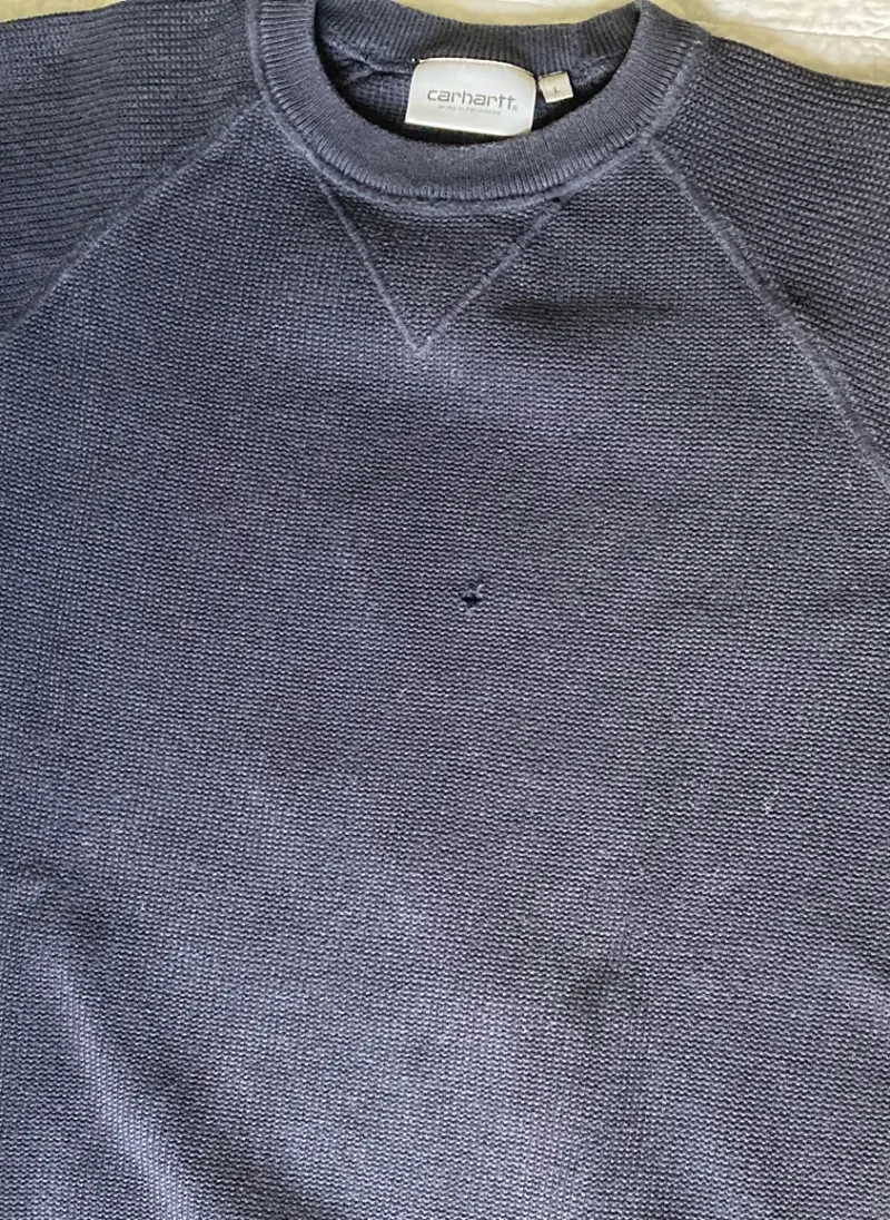 Avant : Réparation Maille (pull, gilet...) Carhart – par Clarsy Reparation à Paris