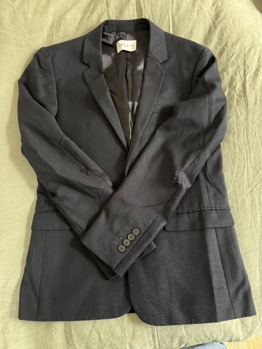 Avant : Réparation Manteau/Veste Sandro – par Atelier Saint Ferdinand à Paris