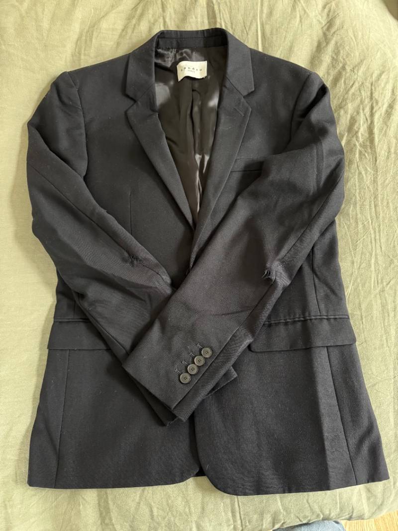 Avant : Réparation Manteau/Veste Sandro – par Atelier Saint Ferdinand à Paris