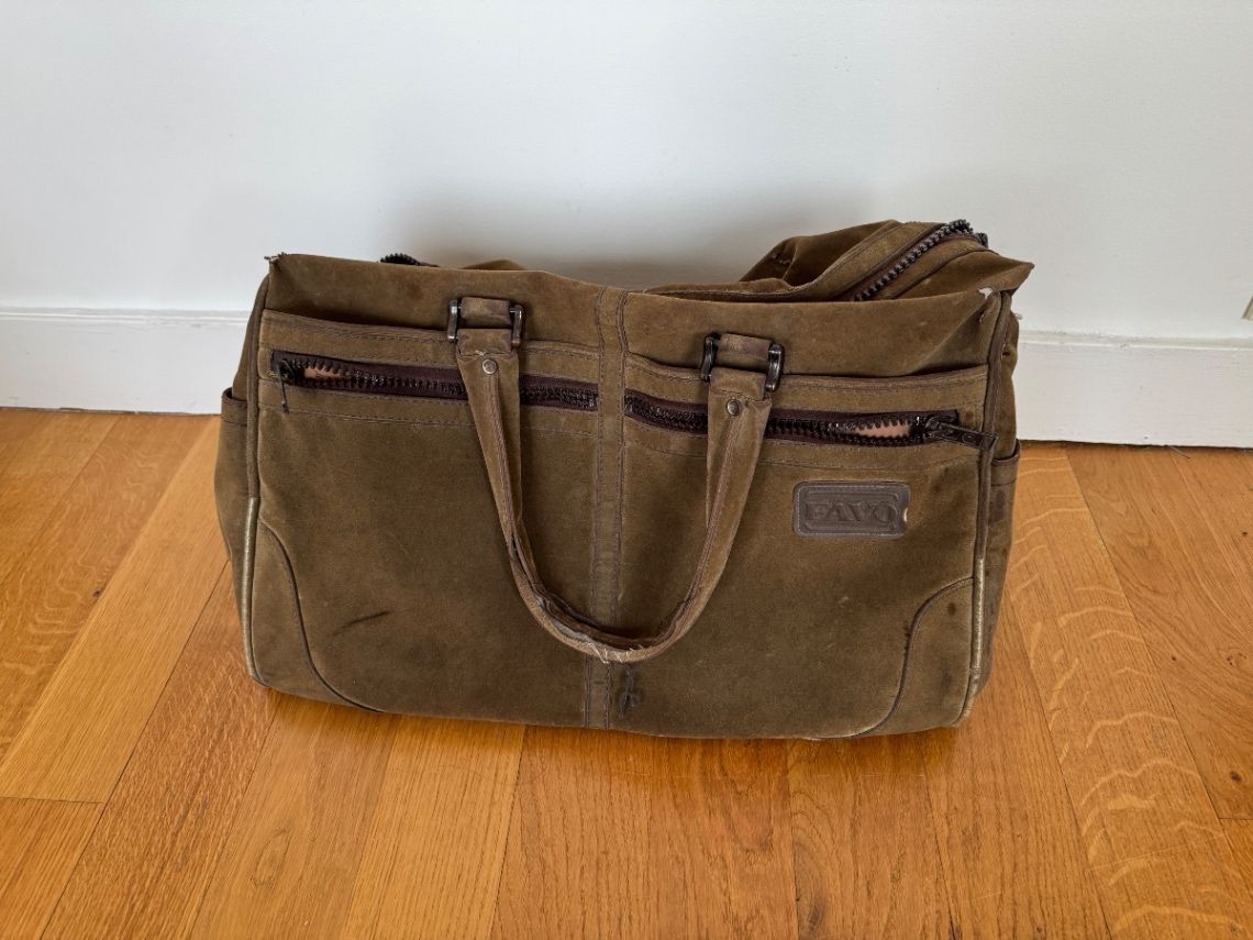 Avant : Réparation Sac à main – par L'Épée De Cuir à Paris