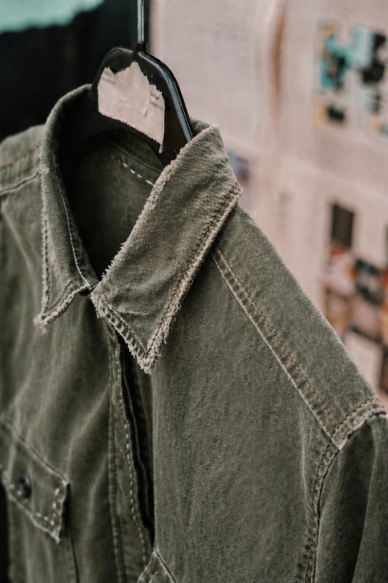 Avant : Personnalisation Top (chemise, T-shirt, polo, débardeur...) Carhart – par L'atelier du jean à Paris