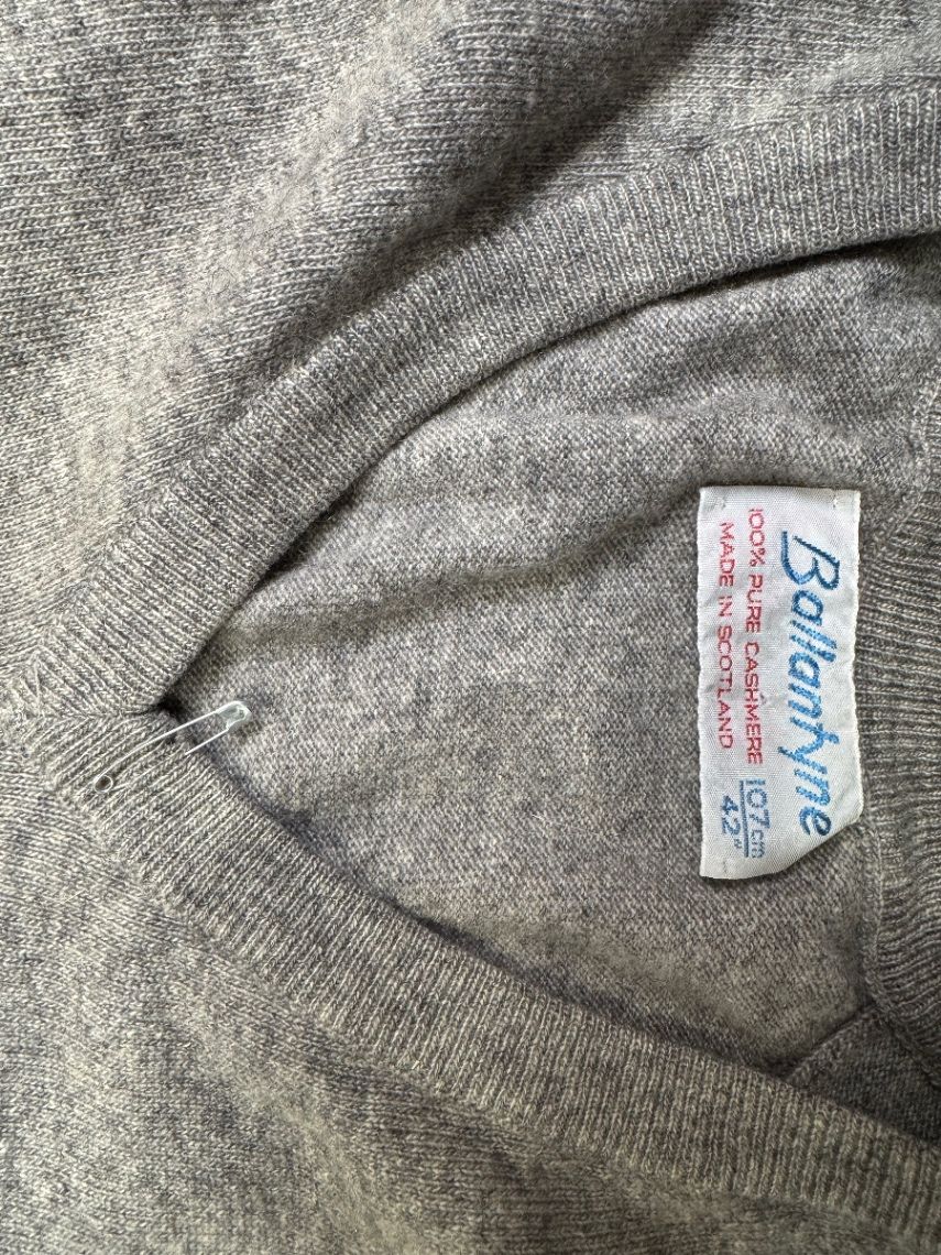 Avant : Réparation Maille (pull, gilet...) – par Clarsy Reparation à Paris